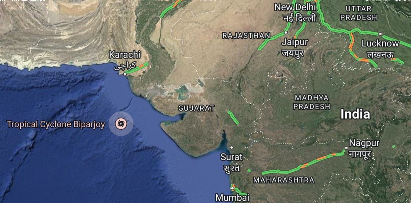 गुजरात के तटों की तरफ बढ़ रहा चक्रवात बिपरजॉय -तटीय क्षेत्रों से लोग शरण स्थलों में शिफ्ट।