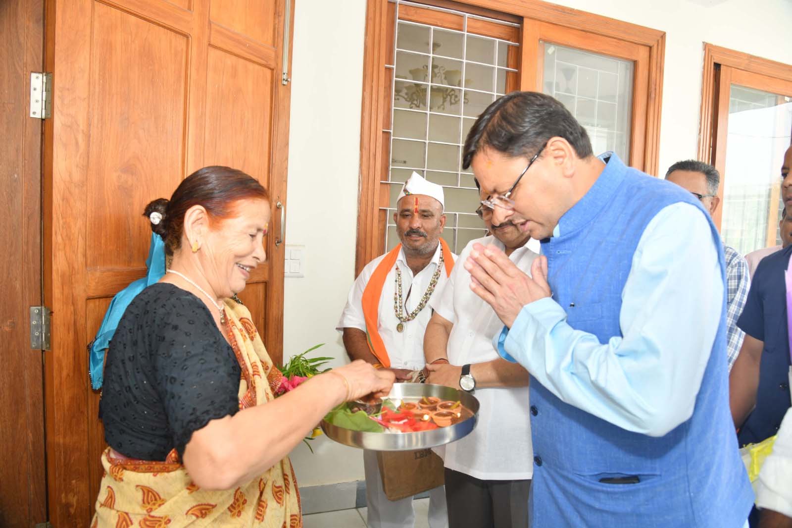 मुख्यमंत्री श्री पुष्कर सिंह धामी ने देहरादून के दो विशिष्ट नागरिकों से मुलाकात की