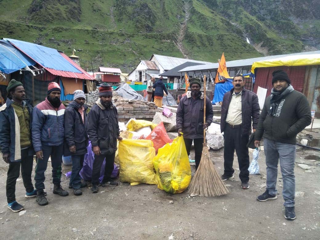 केदारनाथ धाम में आ रहे यात्रियों एवं व्यापारियों को भी स्वच्छता बनाए रखने के लिए जागरूक किया गया