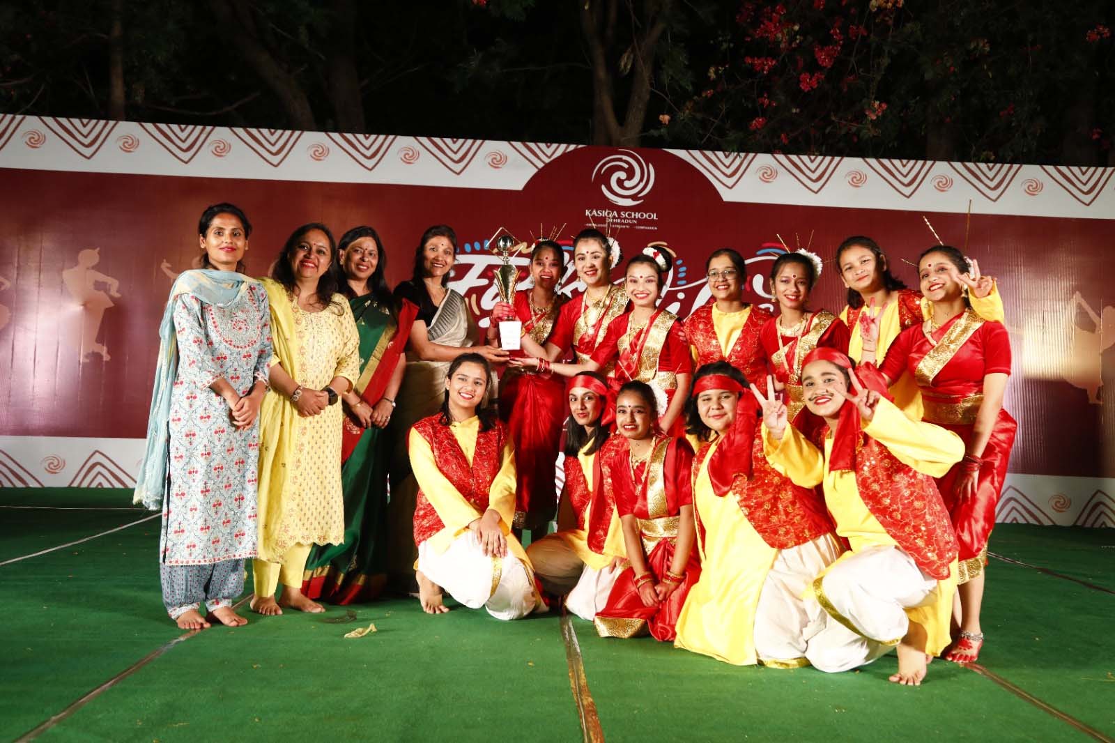 कासीगा स्कूल ने लोकनृत्य के रंगारंग कार्यक्रम में भारत के साथ-साथ विभिन्न देशों के विविध लोक नृत्यों का भी प्रदर्शन किया गया