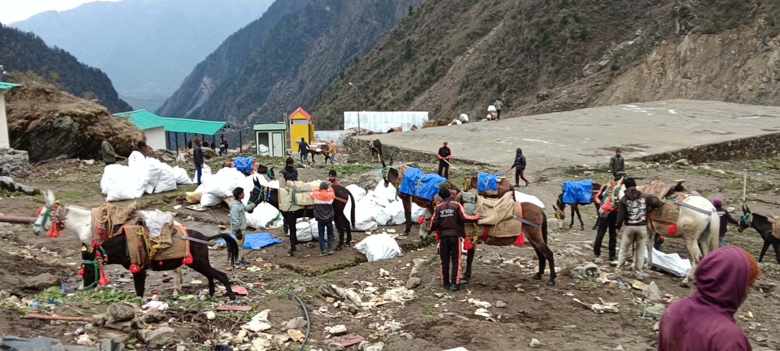 सोनप्रयाग में यात्रियों की सुरक्षा एवं सुविधा के दृष्टिगत डीडीएमए द्वारा बैरिकेटिंग व पेंटिंग का कार्य त्वरित गति से किया जा रहा है