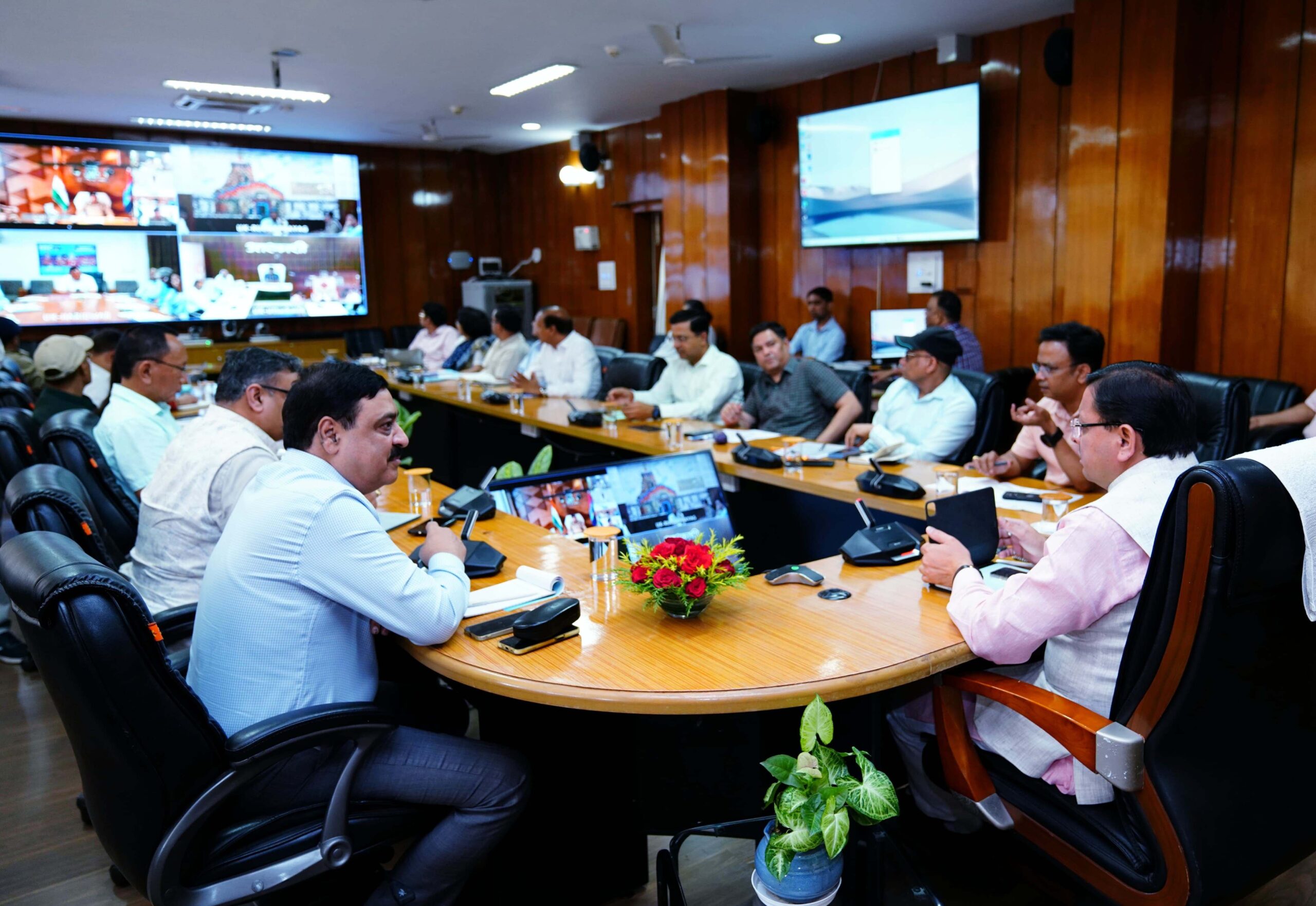 यात्रा व्यवस्थाओं में सभी अधिकारी चारधाम यात्रा से जुड़े जनपदों के जिलाधिकारी और एसपी का पूरा सहयोग करें : सीएम पुष्कर सिंह धामी