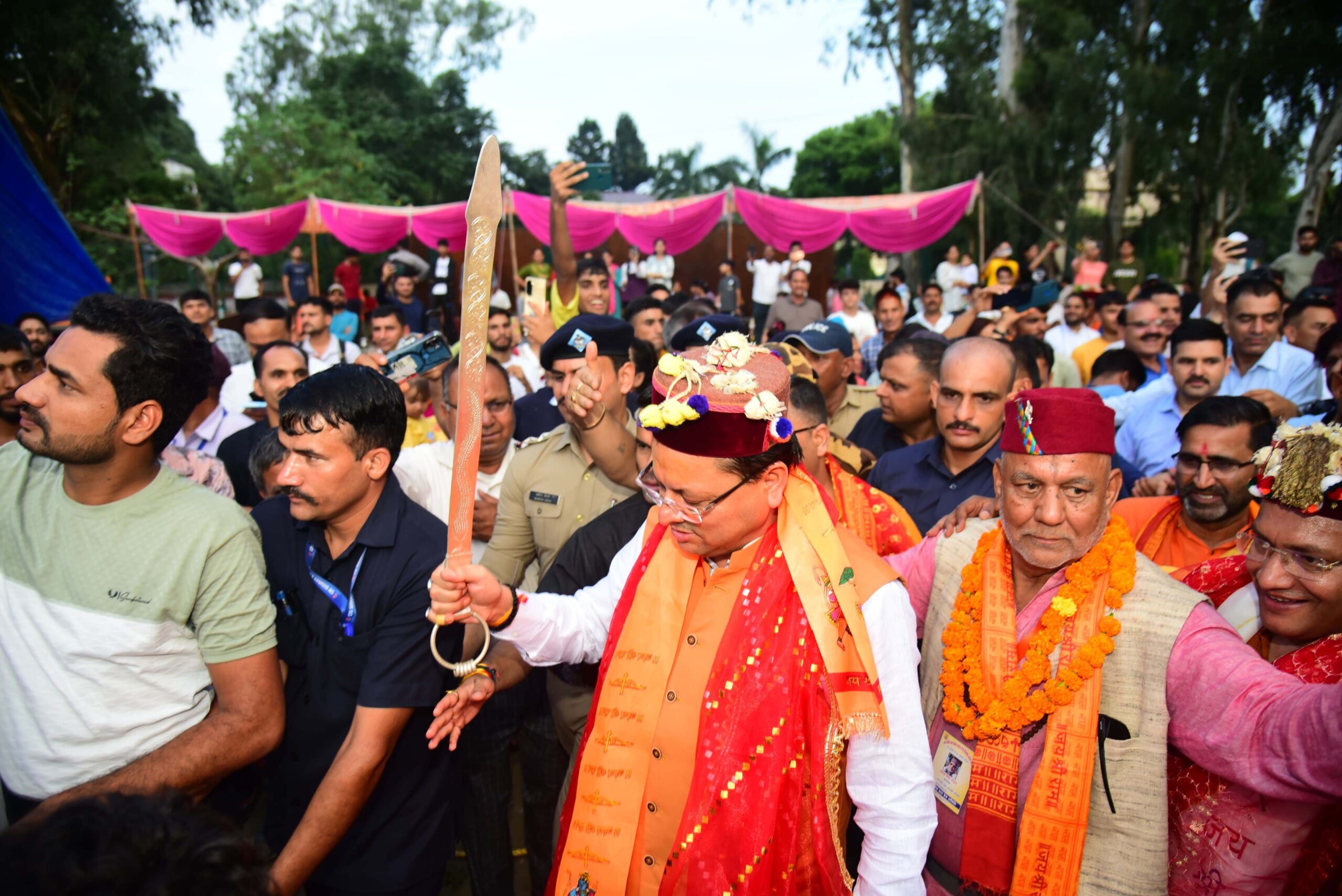 मुख्यमंत्री ने परेड ग्राउंड, देहरादून में आयोजित कार्यक्रम में बाबा बौखनाग की पूजा-अर्चना कर प्रदेश की खुशहाली की कामना की।