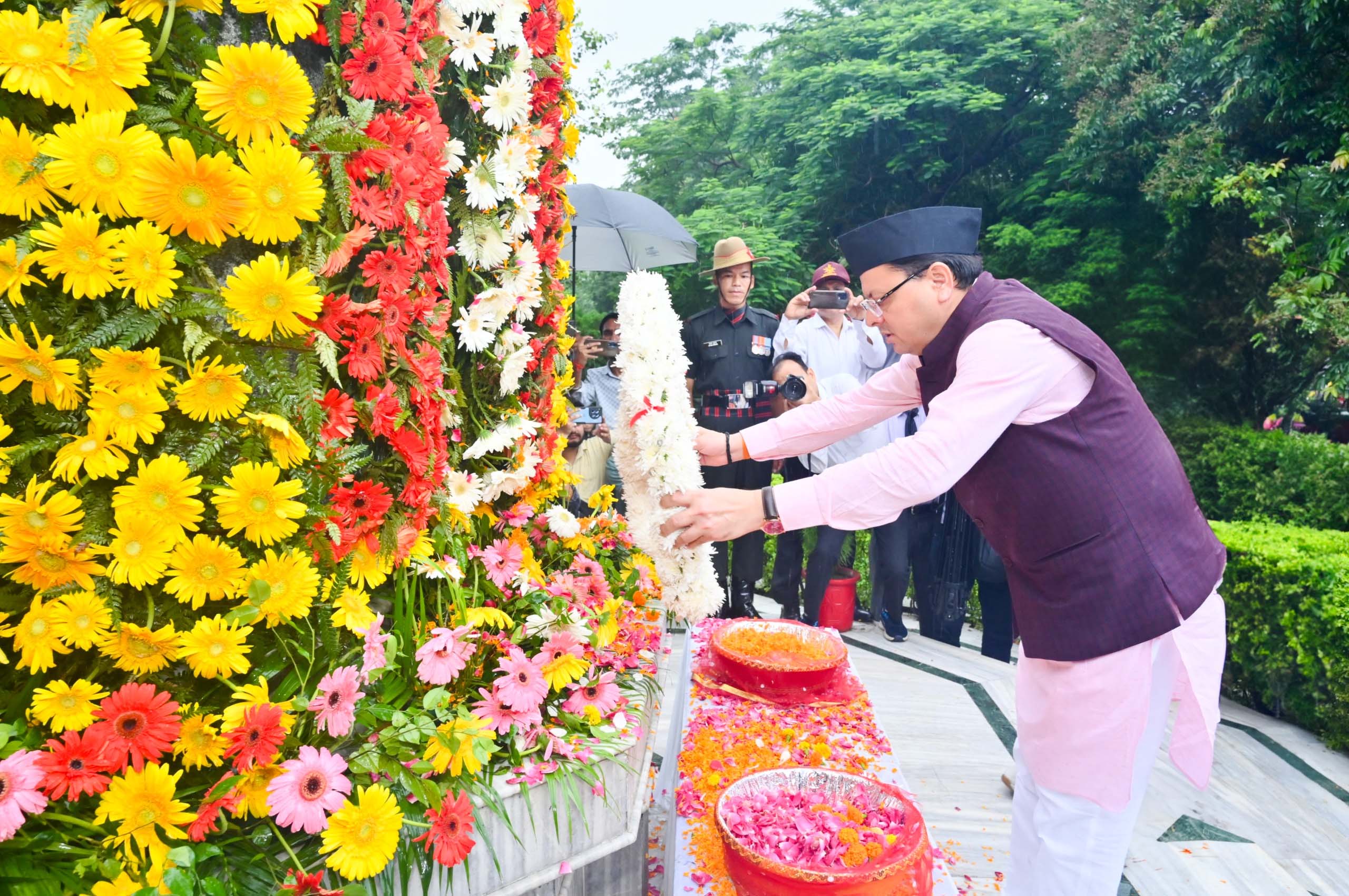 मुख्यमंत्री ने कारगिल शहीदों के परिवारजनों को भी सम्मानित किया