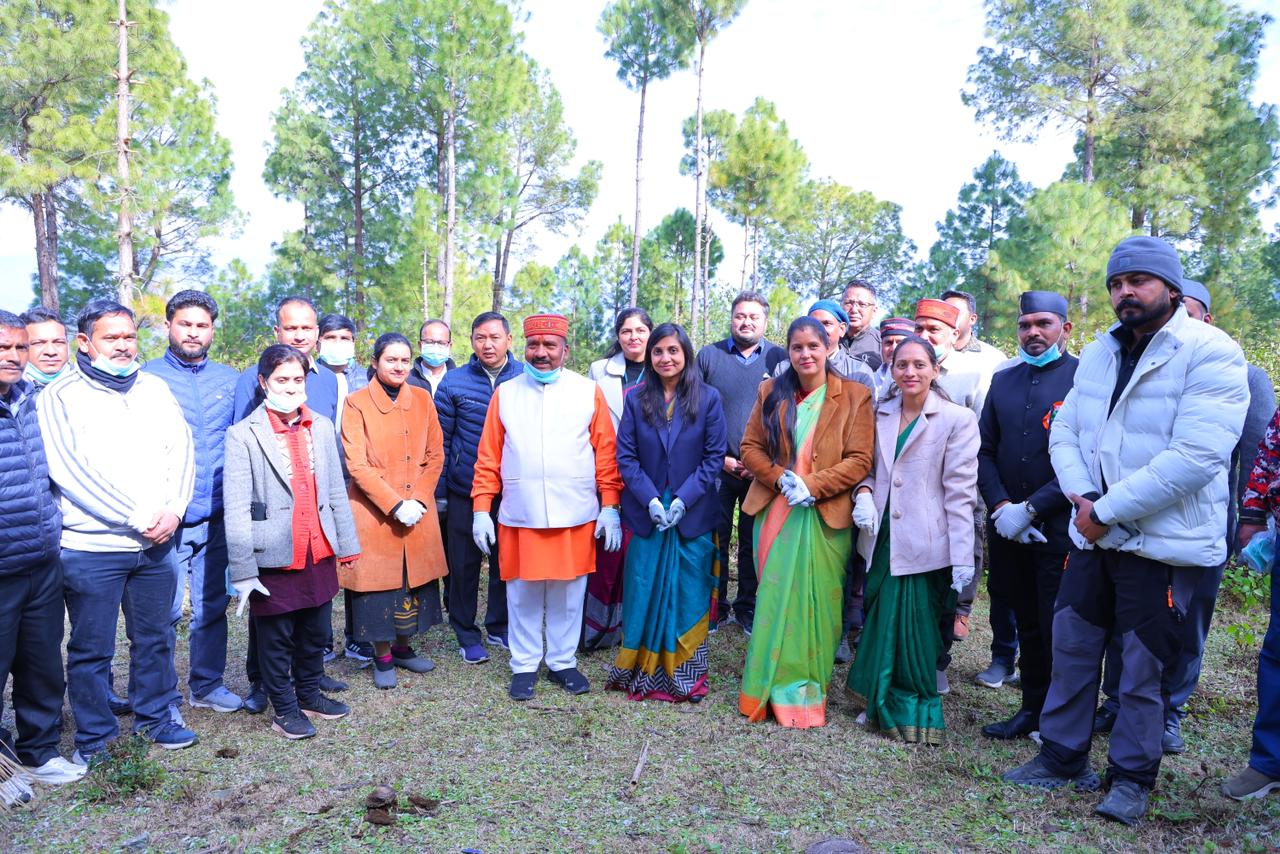 मुख्यमंत्री के निर्देश पर जनपद पौड़ी में वजली गांव से शुरू हुआ स्वच्छता अभियान