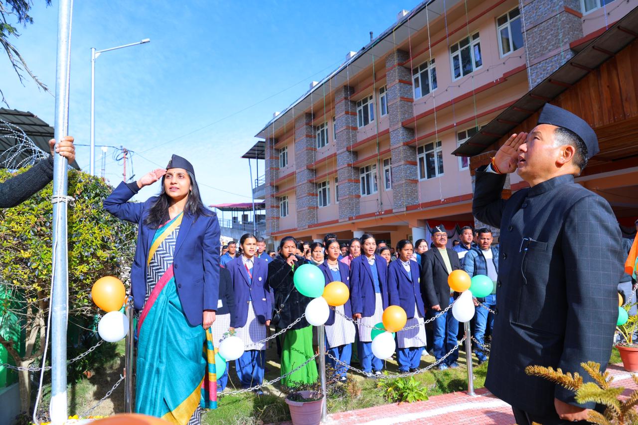 जिलाधिकारी ने दिलायी संविधान की शपथ, प्रथम सीडीएस बिपिन रावत और राष्ट्रपिता महात्मा गांधी को श्रद्धांजलि देते हुए पौड़ी में हर्षोल्लास से मना गणतंत्र दिवस