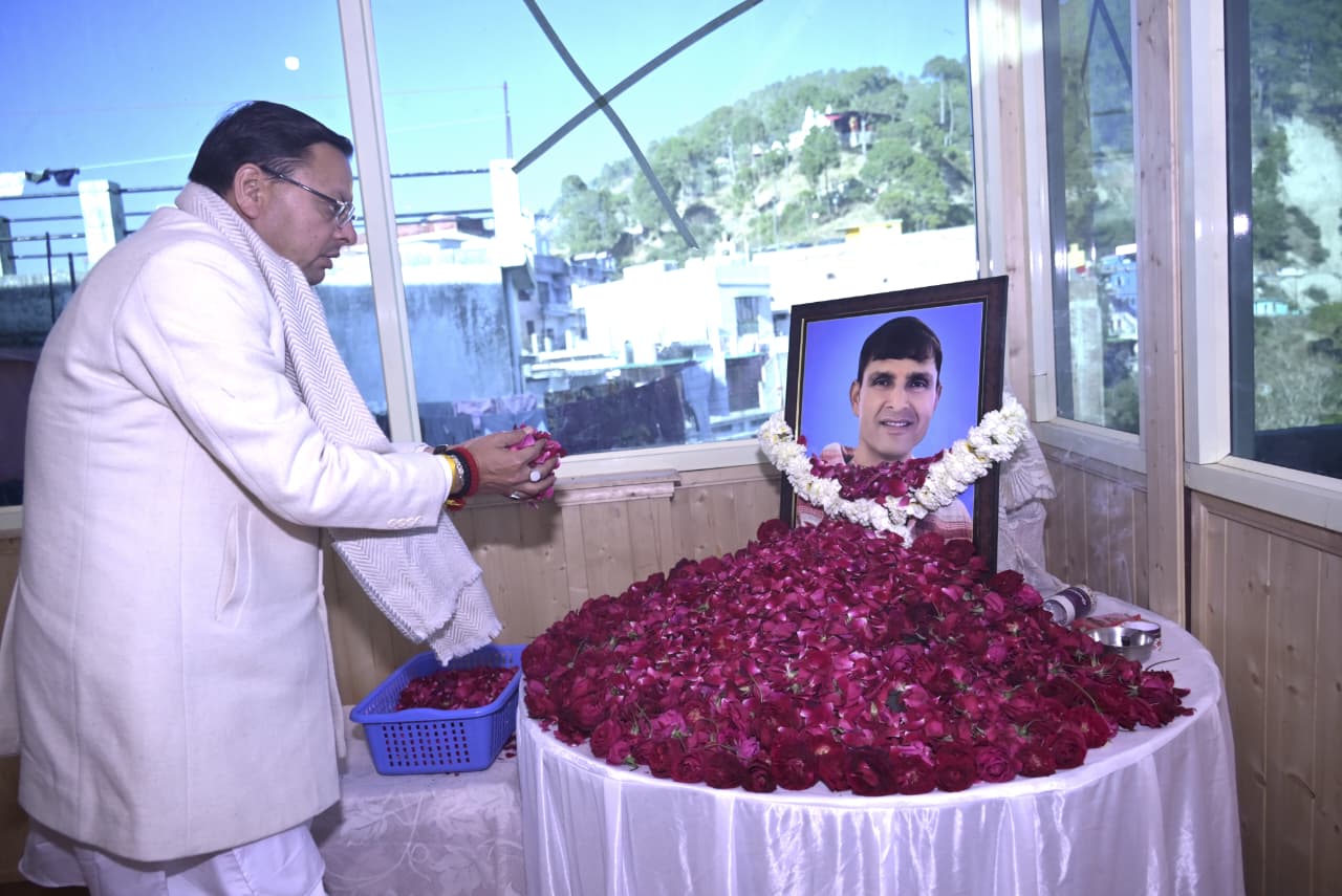 मुख्यमंत्री ने ब्लॉक प्रमुख भिकियासैंण स्व. सतीश नैनवाल को अर्पित की श्रद्धांजलि